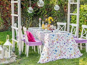 Dekoracja stołu w ogrodzie - kwiaty - zdjęcie od Dekoria.pl