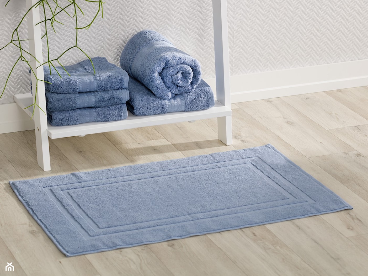 Miękkie i bardzo przyjemne dla ciala ręczniki i dywanik łazienkowy z kolekcji Egyptian - zdjęcie od Dekoria.pl - Homebook