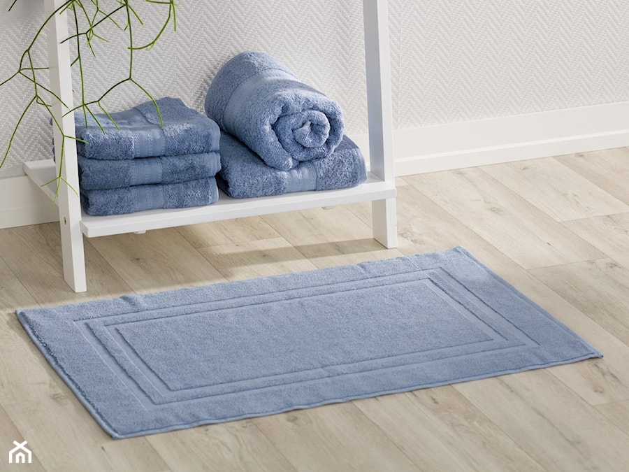 Miękkie i bardzo przyjemne dla ciala ręczniki i dywanik łazienkowy z kolekcji Egyptian - zdjęcie od Dekoria.pl
