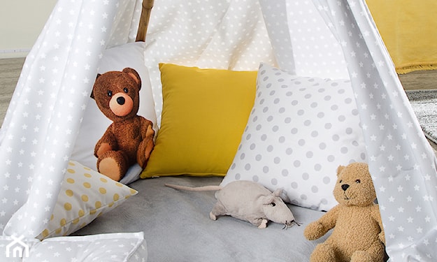 szary namiot w białe kropki w pokoju dziecka, żółta poduszka, brązowy miś