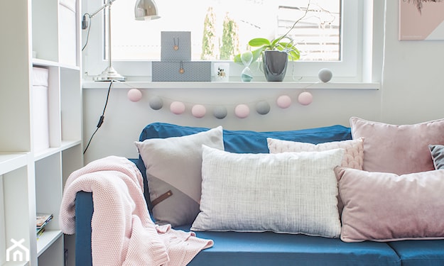 pastelowe poduszki różowe na niebieskiej sofie
