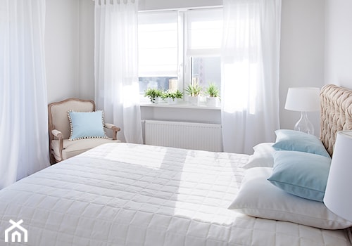 Romantyczna sypialnia skąpana w bieli - zdjęcie od Dekoria.pl