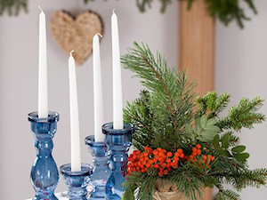 Niebieskie szklane świeczniki jako oryginalna dekoracja stołu - zdjęcie od Dekoria.pl