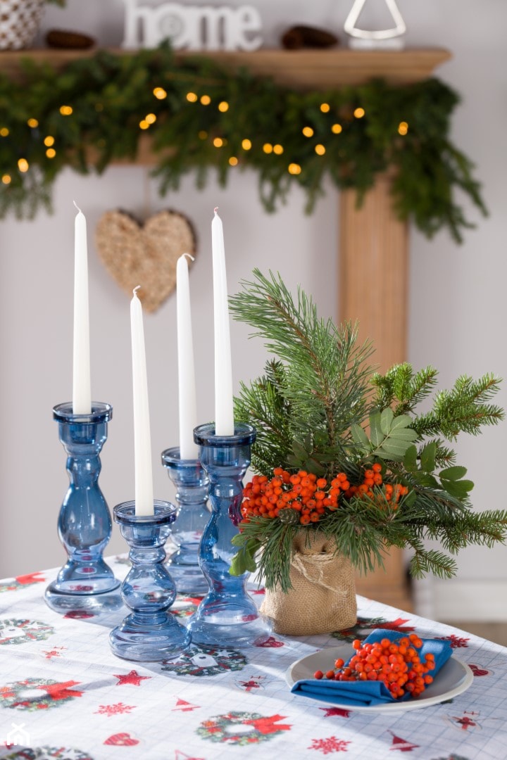 Niebieskie szklane świeczniki jako oryginalna dekoracja stołu - zdjęcie od Dekoria.pl