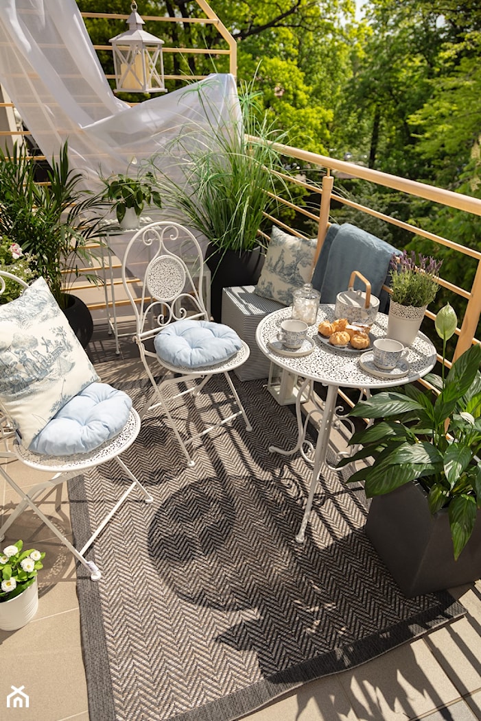 Balkon urządzony w prowansalskim stylu - zdjęcie od Dekoria.pl - Homebook