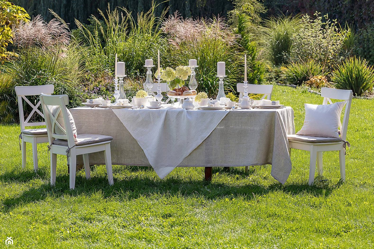 Dekoracja stołu w ogrodzie - zdjęcie od Dekoria.pl - Homebook