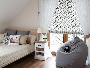 Mała beżowa biała sypialnia na poddaszu - zdjęcie od Dekoria.pl