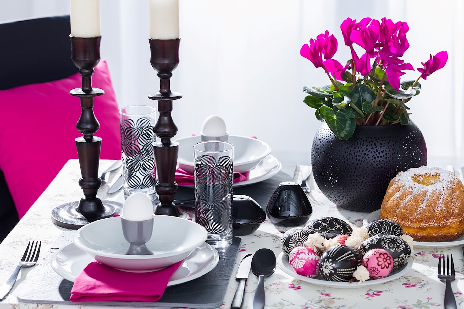 Wielkanocny stół w kontrastach - zdjęcie od Dekoria.pl - Homebook