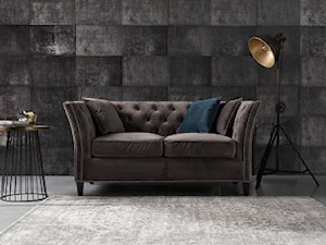 sofa Chesterfield Modern grey 2 os., stolik Wire Old Gold, lampa podłogowa Junko, dywan Decor Dune - zdjęcie od Dekoria.pl