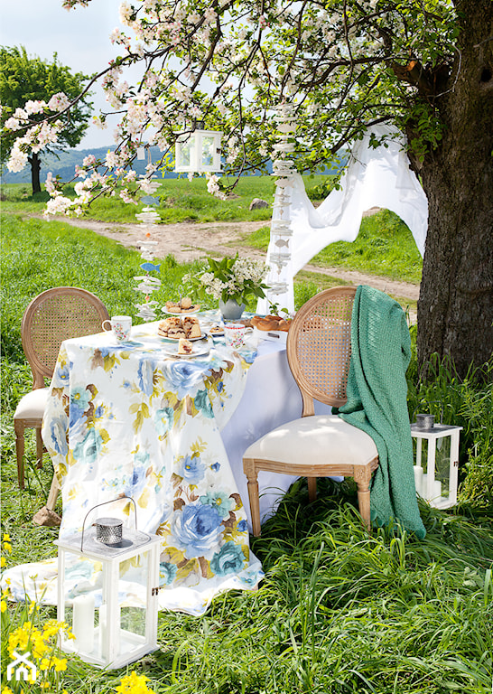romantyczna aranżacja stołu jadalnianego w ogrodzie