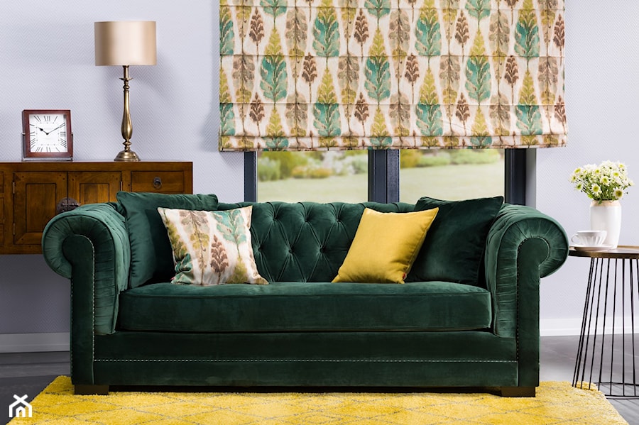 Sofa Chesterfield Classic, roleka rzymska z kolekcji Urban Jungle, Dywan Royal Mustard - zdjęcie od Dekoria.pl