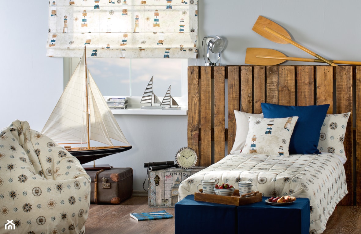 pokój dziecka w stylu marynarskim, zagłówek z palet, skórzana skrzynia, roleta w latarnie morskie