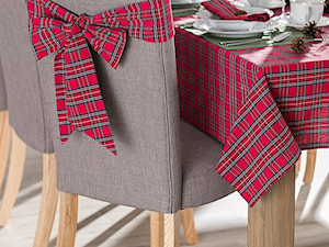Pięknie ozdobione krzesło za pomocą dekoracyjnej szarfy - wprowadza świąteczny klimat - zdjęcie od Dekoria.pl