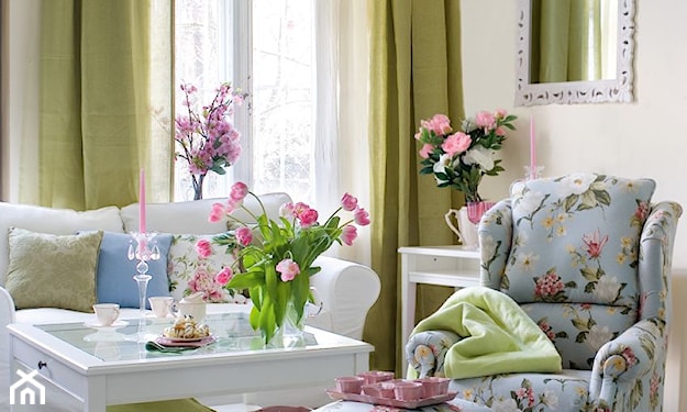 zielone zasłony, biały stolik, błękitny fotel w kwiaty, biała sofa, lustro w ozdobnej ramie