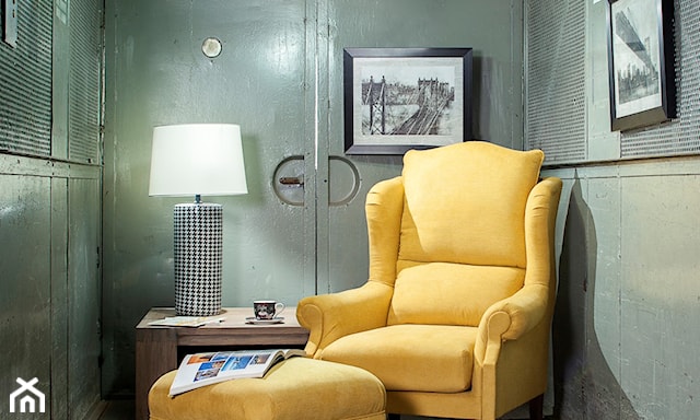 żółty fotel uszak w komplecie z podnóżkiem