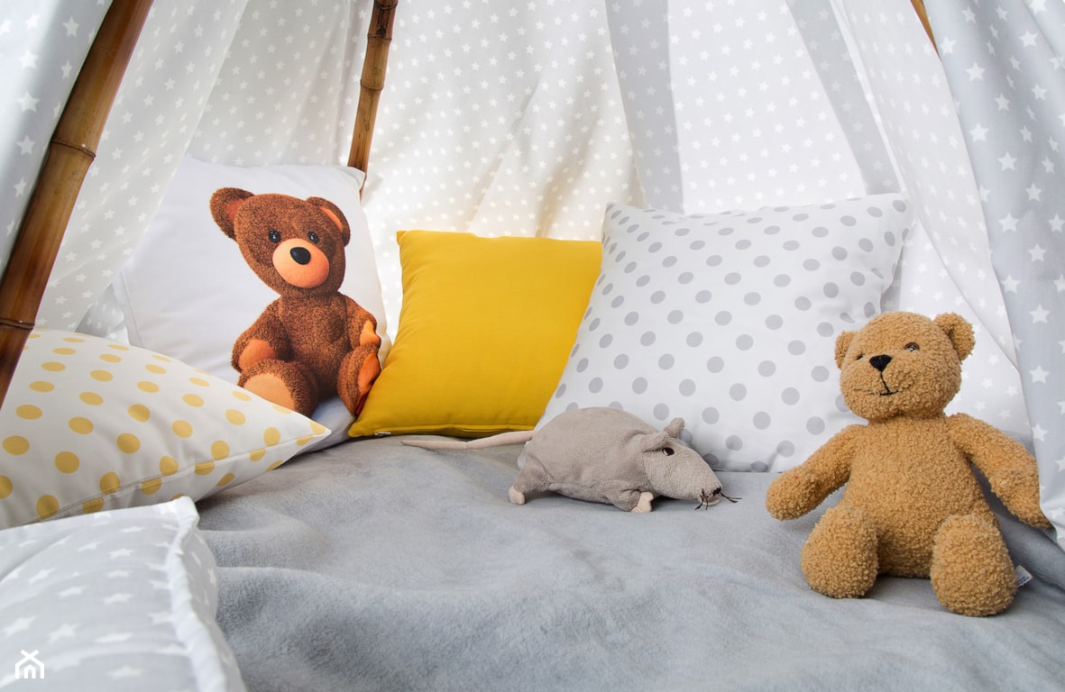 szary namiot w białe kropki w pokoju dziecka, brązowy miś, żółta poduszka, poduszka w kropki