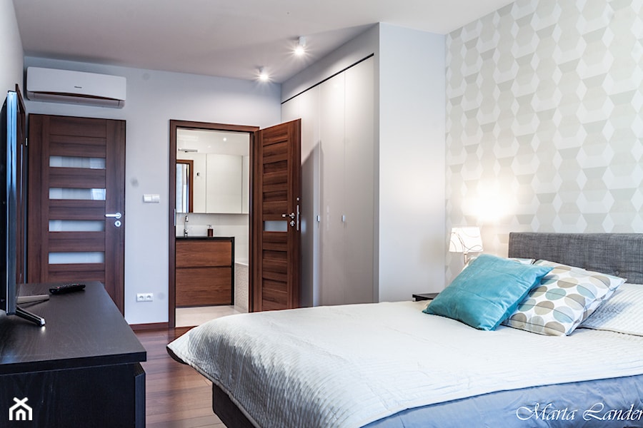 Bedrooms / Sypialnie - Średnia beżowa biała szara sypialnia, styl nowoczesny - zdjęcie od MeLander