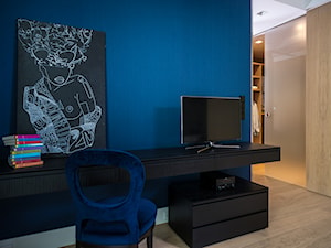 APARTAMENT POWISLE - Średnia niebieska z biurkiem sypialnia z garderobą, styl nowoczesny - zdjęcie od Republika Architektury