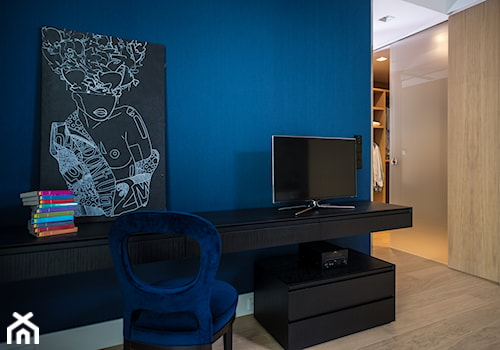 APARTAMENT POWISLE - Średnia niebieska z biurkiem sypialnia z garderobą, styl nowoczesny - zdjęcie od Republika Architektury