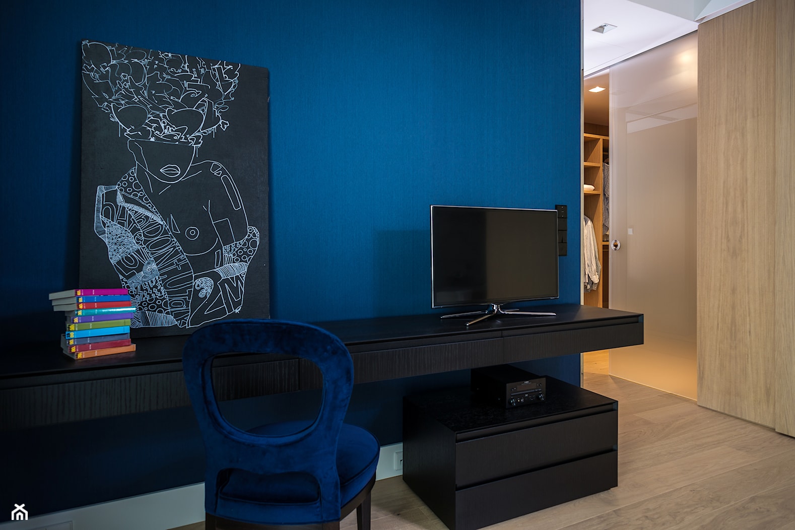 APARTAMENT POWISLE - Średnia niebieska z biurkiem sypialnia z garderobą, styl nowoczesny - zdjęcie od Republika Architektury - Homebook