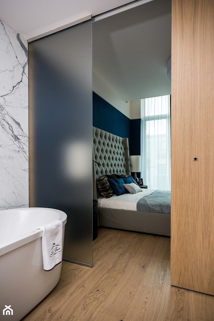 APARTAMENT POWISLE - Średnia beżowa niebieska sypialnia z łazienką, styl nowoczesny - zdjęcie od Republika Architektury - Homebook