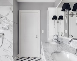 DOM NY konkurs - Mała na poddaszu bez okna z dwoma umywalkami łazienka, styl tradycyjny - zdjęcie od Republika Architektury - Homebook