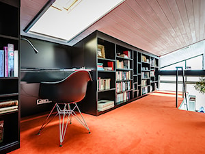DOM M - Duże z zabudowanym biurkiem czarne biuro - zdjęcie od Republika Architektury