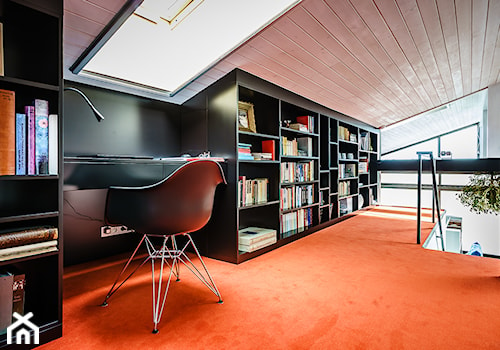 DOM M - Duże z zabudowanym biurkiem czarne biuro - zdjęcie od Republika Architektury