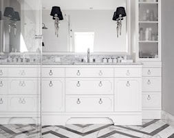 DOM NY konkurs - Mała na poddaszu bez okna z dwoma umywalkami łazienka, styl glamour - zdjęcie od Republika Architektury - Homebook