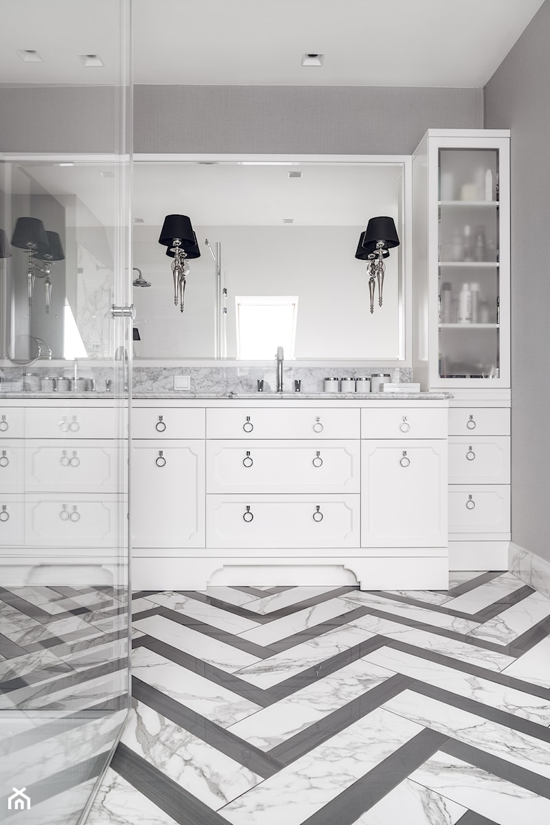 DOM NY konkurs - Mała na poddaszu bez okna z dwoma umywalkami łazienka, styl glamour - zdjęcie od Republika Architektury