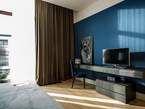 APARTAMENT POWISLE - Średnia niebieska z biurkiem sypialnia z balkonem / tarasem, styl nowoczesny - zdjęcie od Republika Architektury