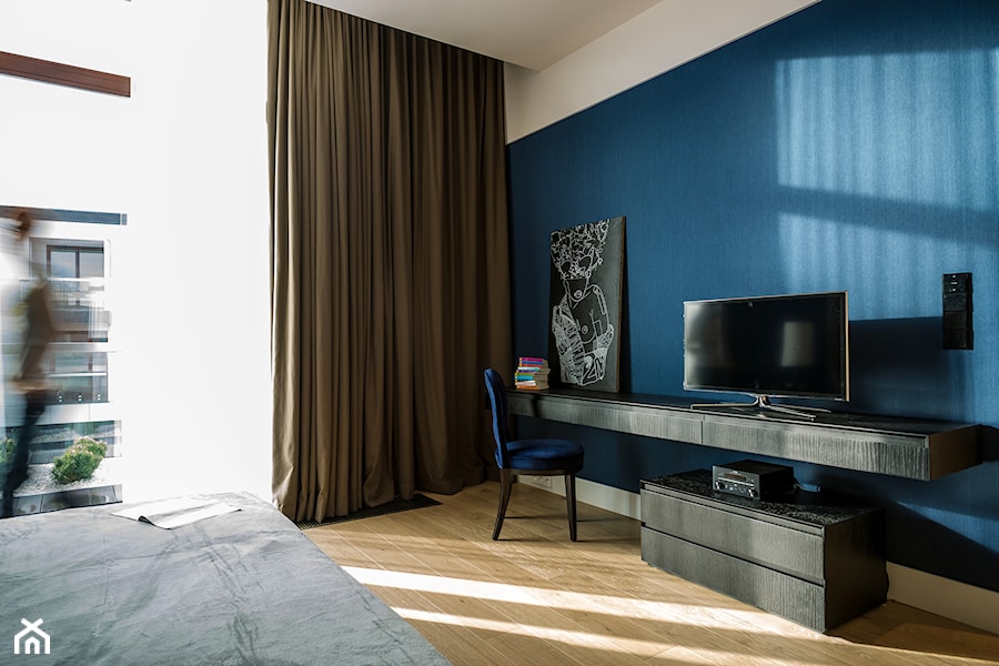 APARTAMENT POWISLE - Średnia niebieska z biurkiem sypialnia z balkonem / tarasem, styl nowoczesny - zdjęcie od Republika Architektury