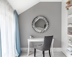 DOM NY konkurs - Średnia biała szara sypialnia na poddaszu, styl glamour - zdjęcie od Republika Architektury - Homebook