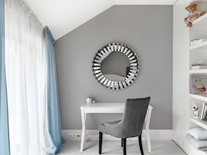DOM NY konkurs - Średnia biała szara sypialnia na poddaszu, styl glamour - zdjęcie od Republika Architektury