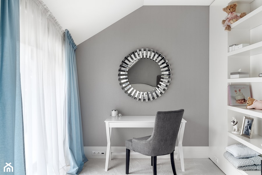DOM NY konkurs - Średnia biała szara sypialnia na poddaszu, styl glamour - zdjęcie od Republika Architektury