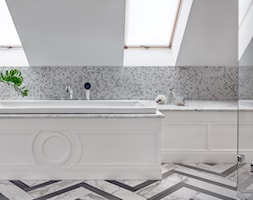 DOM NY konkurs - Mała na poddaszu łazienka z oknem, styl tradycyjny - zdjęcie od Republika Architektury - Homebook