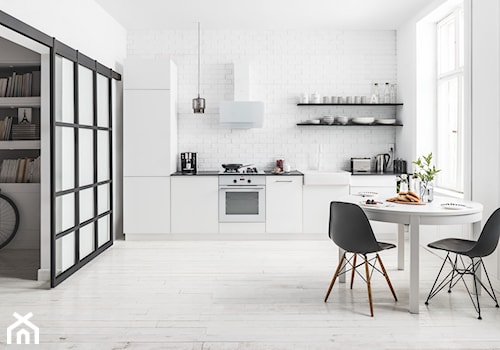 Kuchnia - Mała otwarta z salonem z kamiennym blatem biała z zabudowaną lodówką z lodówką wolnostojącą z nablatowym zlewozmywakiem kuchnia jednorzędowa z oknem, styl skandynawski - zdjęcie od Amica