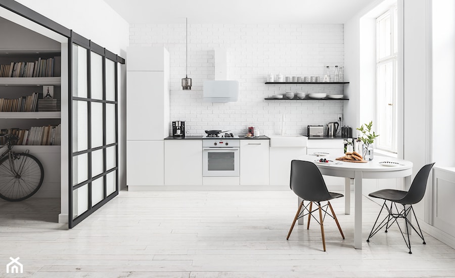 Kuchnia - Mała otwarta z salonem z kamiennym blatem biała z zabudowaną lodówką z lodówką wolnostojącą z nablatowym zlewozmywakiem kuchnia jednorzędowa z oknem, styl skandynawski - zdjęcie od Amica