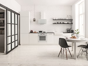 Kuchnia - Średnia otwarta z kamiennym blatem biała z zabudowaną lodówką z lodówką wolnostojącą z nablatowym zlewozmywakiem kuchnia jednorzędowa z oknem, styl minimalistyczny - zdjęcie od Amica