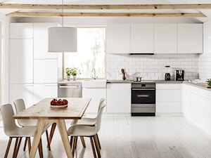 Kuchnia - Duża z salonem biała z zabudowaną lodówką z nablatowym zlewozmywakiem kuchnia w kształcie litery l z oknem, styl skandynawski - zdjęcie od Amica