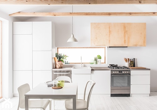 Kuchnia - Średnia otwarta biała z zabudowaną lodówką z nablatowym zlewozmywakiem kuchnia jednorzędowa z oknem, styl skandynawski - zdjęcie od Amica