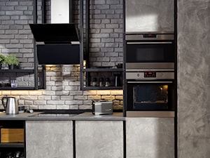 Kuchnia - Średnia szara z zabudowaną lodówką kuchnia jednorzędowa, styl industrialny - zdjęcie od Amica
