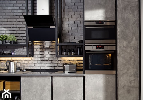 Kuchnia - Średnia szara z zabudowaną lodówką kuchnia jednorzędowa, styl industrialny - zdjęcie od Amica