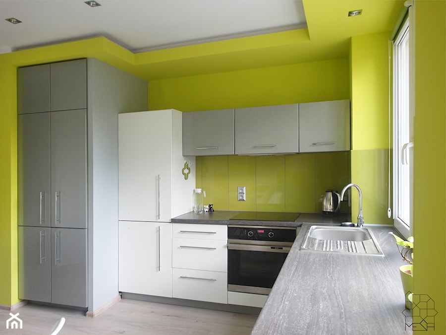 Mieszkanie singielki M_58 Wrocław - Średnia zamknięta zielona z zabudowaną lodówką z podblatowym zlewozmywakiem kuchnia w kształcie litery l, styl nowoczesny - zdjęcie od MESH