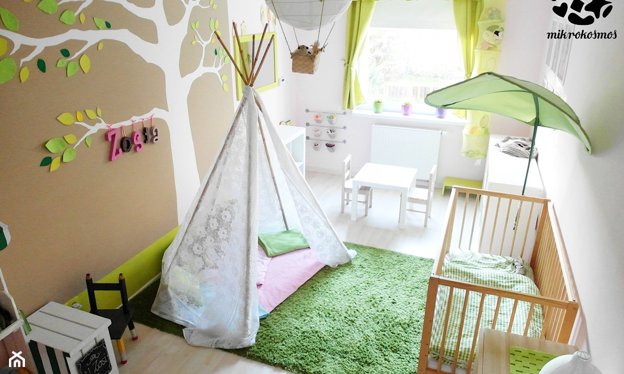 pokój dziecka w stylu nowoczesnym, zielony dywan, biały namiot tipi, rysunek drzewa na ścianie w pokoju dziecka