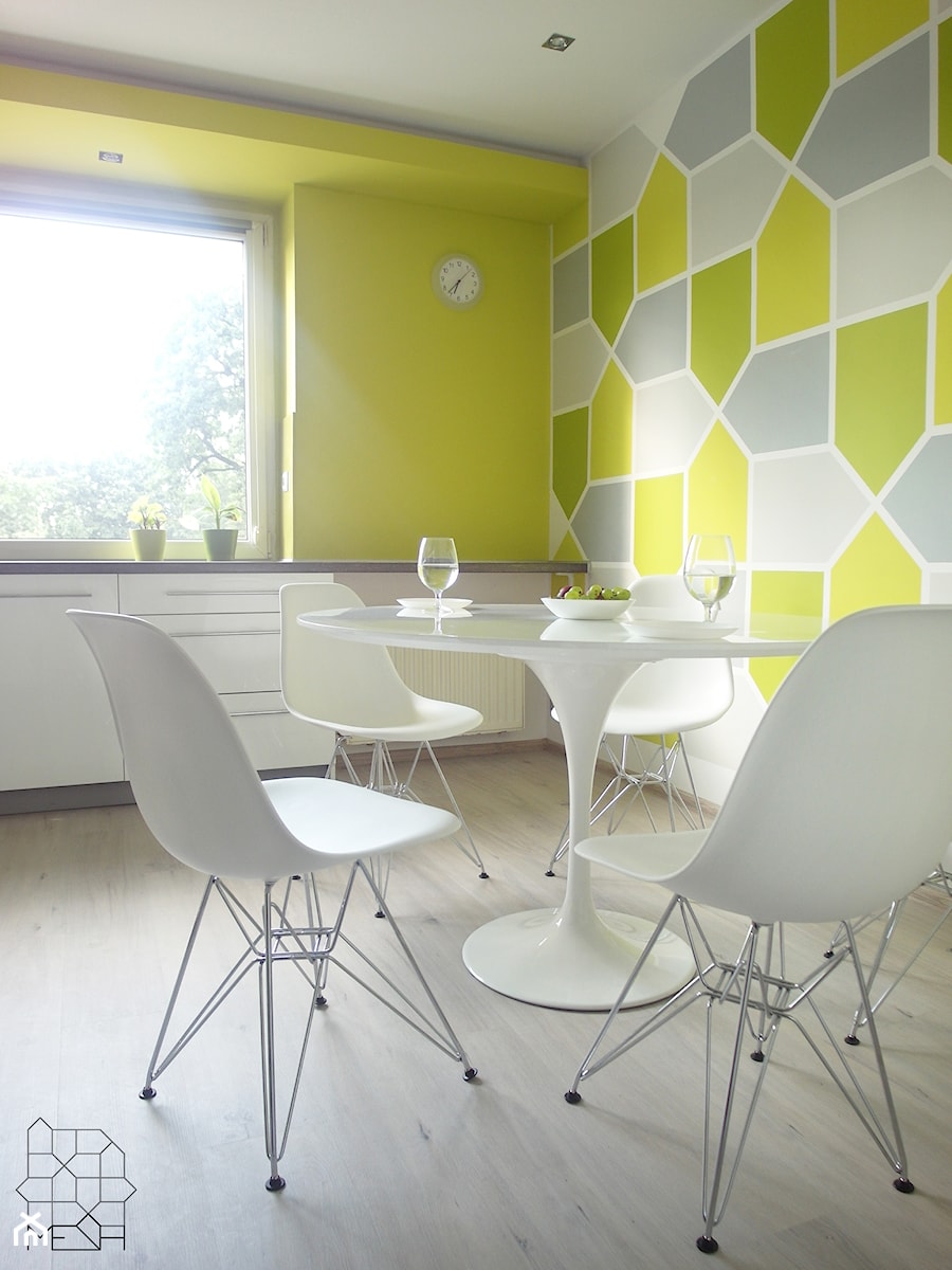 Mieszkanie singielki M_58 Wrocław - Mała zamknięta z kamiennym blatem zielona z zabudowaną lodówką kuchnia jednorzędowa z oknem, styl nowoczesny - zdjęcie od MESH