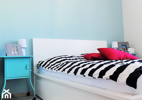 Moje M, 56m2 - Średnia biała niebieska sypialnia, styl skandynawski - zdjęcie od Tampusia