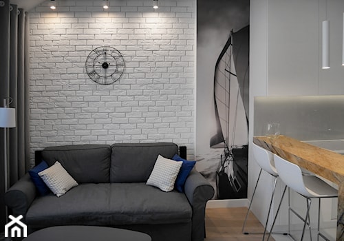 W MARYNISTYCZNYM STYLU - Mały biały salon z kuchnią z jadalnią, styl nowoczesny - zdjęcie od MKdesigner