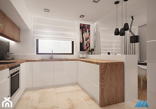 DOM W POWIECIE PŁOŃSKIM - Średnia otwarta biała z zabudowaną lodówką kuchnia w kształcie litery u w kształcie litery g z oknem, styl nowoczesny - zdjęcie od MKdesigner