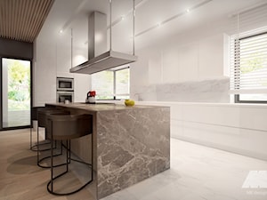 Dom w nowoczesnym stylu - Duża zamknięta z kamiennym blatem biała z zabudowaną lodówką kuchnia w kształcie litery l z wyspą lub półwyspem z oknem z marmurem nad blatem kuchennym, styl nowoczesny - zdjęcie od MKdesigner